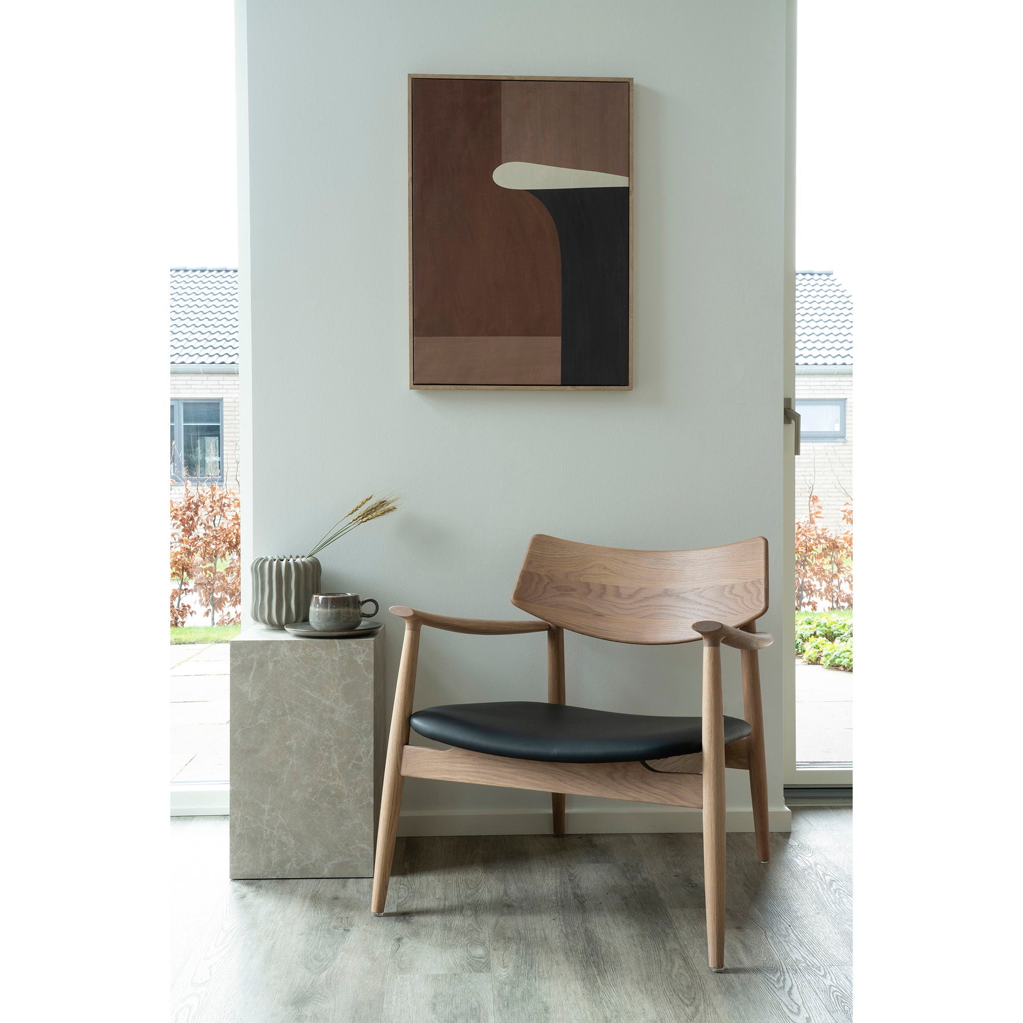 Olvera – Loungesessel aus Eiche mit PU-Sitzkissen, natur/schwarz, 69 × 69 × 72 cm